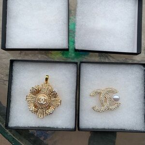 AUTHENTIC CHANEL SWAROVSKI CRYSTAL AND PEARL BROACH AND CRYSTAL